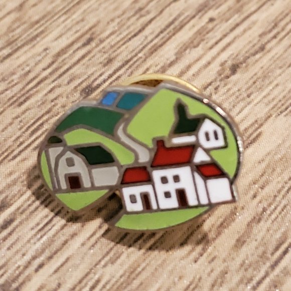 Petite oval countryside landscape scene pin - Picture 1 of 2